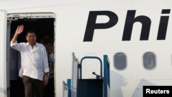 Philippines President Rodrigo Duterte arrives at Noi Bai International Airport