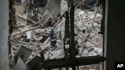 2022 年 11 月 23 日,乌克兰消防员在乌克兰扎波罗热地区维尔尼扬斯克一家受损的医院产科病房寻人