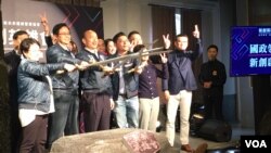 韩国瑜(前排左三)12月26日在台北华山文创出席新创英雄会