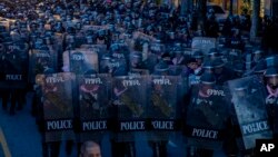 泰国防暴警察在曼谷的政府大厦附近驱赶一小群要求民主的抗议者。(2010年10月15日)