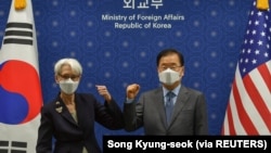 美国副国务卿谢尔曼和韩国外交通商部长官郑义溶在首尔举行会谈前互相碰肘。(2021年7月22日)