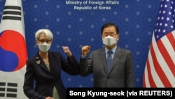 美国副国务卿谢尔曼在首尔与韩国外长举行会谈(2021年7月22日)
