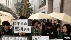 在香港占中运动期间,学生手持标语到场声援(2015年1月24日,美国之音湯惠芸拍攝)