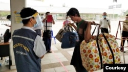 မေလ ၁ရက်နေ့မှာ မြန်မာပြည်ဘက်ကို ပြန်ဝင်လာတဲ့ မြန်မာရွှေ့ပြောင်းအလုပ်သမား တဦး (သတင်းဓာတ်ပုံ - KO LIN (NLD))