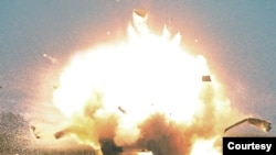 2024年8月24日,金正恩在朝鲜一处秘密地点监督无人机性能测试,成功炸毁目标。(朝中社/路透社发布)