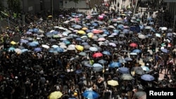 在2019年6月21日香港人在警察总部外抗议,要求香港领导人下台,并撤回引渡法案。