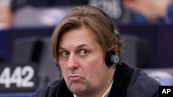 资料照片:2024年4月23日,德国选择党领导人马克西米利安·克拉在欧洲议会的一场会议上。(美联社照片)