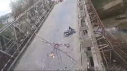 မန္တလေး မြစ်ကြီးနားလမ်း ဟိုပင်မြို့ထွက်တံတား မိုင်းခွဲတိုက်ခိုက်ခံရ (ဓါတ်ပုံ CJ) မန္တလေး မြစ်ကြီးနားလမ်း ဟိုပင်မြို့ထွက်တံတား မိုင်းခွဲတိုက်ခိုက်ခံရ (ဓါတ်ပုံ CJ)