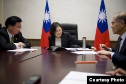 台湾总统蔡英文与美国总统当选人川普进行越洋电话。( 台湾总统府提供)