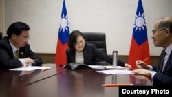 台湾总统蔡英文与美国总统当选人川普进行越洋电话。( 台湾总统府提供)