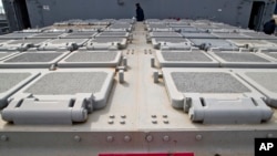 美国维克斯堡号巡洋舰上的导弹发射台一景(档案照片)