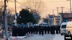 遭强拆的北京昌平香堂文化新村小区路口被防暴黑衣人封锁。(网络图片)