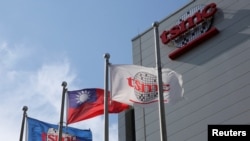 芯片制造代工龙头台积电和台湾的旗帜在新竹总部外飘扬。(资料照片)