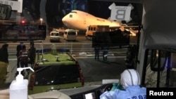 在日本羽田国际机场上的一架美国准备接走“钻石公主号”游轮上美国公民的包机。(2020年2月17日)