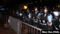 2019年6月10日凌晨,香港防暴警察准备在立法会外实行清场行动 (美国之音记者申华拍摄)