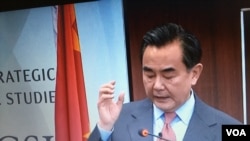 2016年2月25日,中国外长王毅在华盛顿智库国际战略研究中心发表演讲 (美国之音莉雅拍摄)