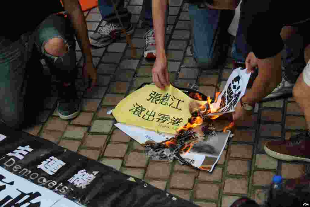 香港多个团体和政党游行示威要求张德江倾听港人民意(美国之音海彦拍摄)