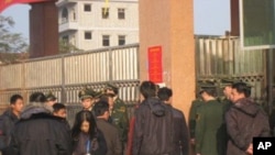 武警把守乌坎选举会场查证件或选民证