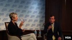 2016年1月8日,美国国会众议院外交委员会主席罗伊斯(右)在美国企业研究所发表有关美国国家安全政策的讲话。(美国之音斯洋拍摄)