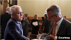 澳大利亚前总理特恩布尔(左)2021年5月31日出席哈切尔(右)著作的新书介绍会(照片来自洛伊国际政策研究所)