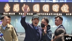 台湾前总统马英九三度率领学生代表团启程前往中国访问,他表示此行旨在搭建两岸“和平桥梁”。(法新社:2024年12月18日)