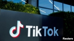 资料照:位于加州卡尔弗城TikTok办公室外该公司的标志。(路透社,2024年3月13日)
