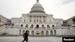 国会大厦前的长跑锻炼者。(2018年1月30日)