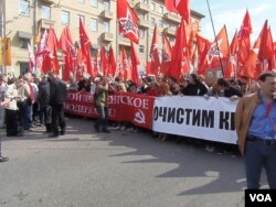 去年5月6日普京就职总统前夕的莫斯科大规模反政府示威中,“左翼阵线”的队伍。(美国之音白桦拍摄)