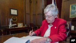 Alabama အုပ်ချုပ်ရေးမှူး Kay Ivey ကိုယ်ဝန်ဖျက်ချမှု တားမြစ်ရေး ဥပဒေကြမ်း လက်မှတ်ထိုး အတည်ပြုစဉ်။ (မေ ၁၅၊ ၂၀၁၉)
