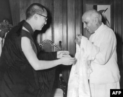 流亡印度的达赖喇嘛向印度总理尼赫鲁献哈达。(1959年资料照)