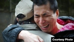 因福清爆炸案被判死缓的吴昌龙冤狱12年后获得假释,与父亲相拥痛哭。(吴华英提供)