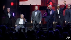 五位美国前总统在德克萨斯A&M大学出席一场为飓风受灾民众筹款的音乐会。(2017年10月21日)