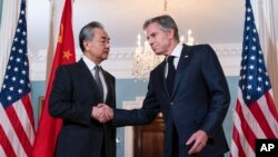 美国国务卿布林肯与中国外长王毅周四(10月26日)在美国国务院会晤结束后握手。