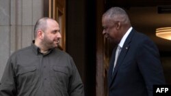 美国国防部长劳埃德·奥斯汀(Lloyd J. Austin)2023年12月6日在五角大楼欢迎乌克兰防长到访。(法新社)