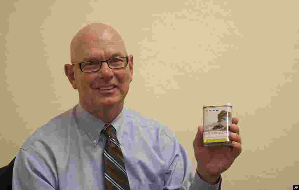 多伊尔•图班特跟习近平同年,当时都是31岁。作为马斯卡廷谷物处理公司的工程师,他带着习近平参观了生产设施。习近平送给他一盒“峨眉名茶”作为纪念,图班特将包装盒保存至今。他仍然在同一家公司工作,但岗位不同。图班特目前担任马斯卡廷谷物公司的总裁。