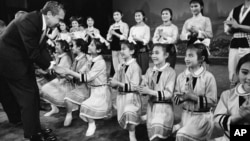 1976年2月28日,美国前总统尼克松在贵州问候那些为他表演的人