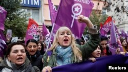 အစ္စတန်ဘူလ်မှာ ကျား-မအခြေခံပြီး အကြမ်းဖက်မှုတွေဖြစ်နေတာကို ဆန့်ကျင်ကန့်ကွက်နေကြတဲ့ အမျိိုးသမီးထု