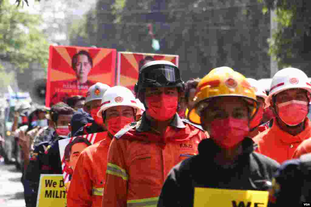 အရန်မီးသတ်တပ်ဖွဲ့ဝင်တွေ ပါဝင်တဲ့ မန္တလေးမြို့က ဆန္ဒပြပွဲ မြင်ကွင်း။ 