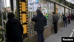 资料照:上海一所幼儿园外等待接孩子的家长们。(2016年3月11日)