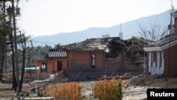 ဖိုချွန်းမြို့၊ တောင်ကိုရီးယားစစ်ရေးလေ့ကျင့်မှုအတွင်း တိုက်လေယာဥ်နှစ်စီးက အရပ်သားတွေနေထိုင်တဲ့နေရာကို မှားယွင်းဗုံးကြဲထားတဲ့မြင်ကွင်း။ (မတ်လ ၆၊ ၂၀၂၅)