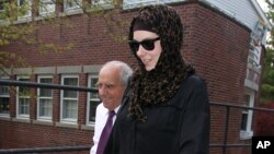 波士顿马拉松爆炸案嫌疑人塔梅尔兰•萨纳耶夫的遗孀拉塞尔4月29日离开罗德岛的一家律师所