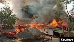 မကွေးတိုင်း၊ ပေါက်မြို့နယ် ကင်းမကျေးရွာ မီးရှို့ခံရစဉ်။ (ယခင်မှတ်တမ်းဓာတ်ပုံ)