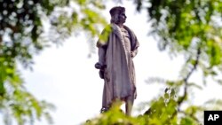 နယူးယောက်ခ်မြို့၊ မဲန်ဟက်တန်မှာရှိတဲ့ Christopher Columbus ကျောက်ရုပ်တု။