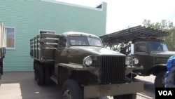 二战中苏军著名的喀秋莎火箭炮(右)。喀秋莎火箭炮都架在美国援助的斯图贝克(左)等型号卡车上。莫斯科去年夏季的武器展。(美国之音白桦拍摄)