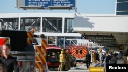 人们迅速撤离枪击案现场。