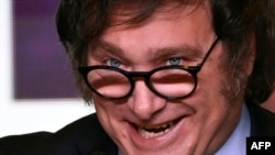 2023年10月22日,哈维尔‧米莱(Javier Milei)在其位于布宜诺斯艾利斯的政党总部获悉第一批总统选举结果后向他的支持者发表讲话。(法新社照片)