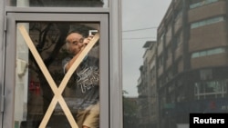 2024年10月1日,台湾高雄市的一位居民为“山陀儿”台风的到来做准备。