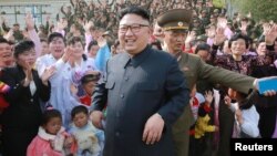 မြောက်ကိုရီးယားခေါင်းဆောင် Kim Jong Un ကို မြောက်ကိုရီးယားပြည်သူတွေနဲ့တွေ့ရစဉ်။(မေ ၅-၂၀၁၇)