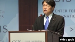 日本防卫大臣小野寺五典7月11日在华盛顿的外交政策智库战略和国际研究中心发表演讲(VOA视频截图)
