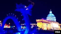 资料照:中国四川自贡灯贸集团在美国维吉尼亚州劳登郡举办的灯会所展示的中国龙与美国国会大厦。(2018年12月22日)